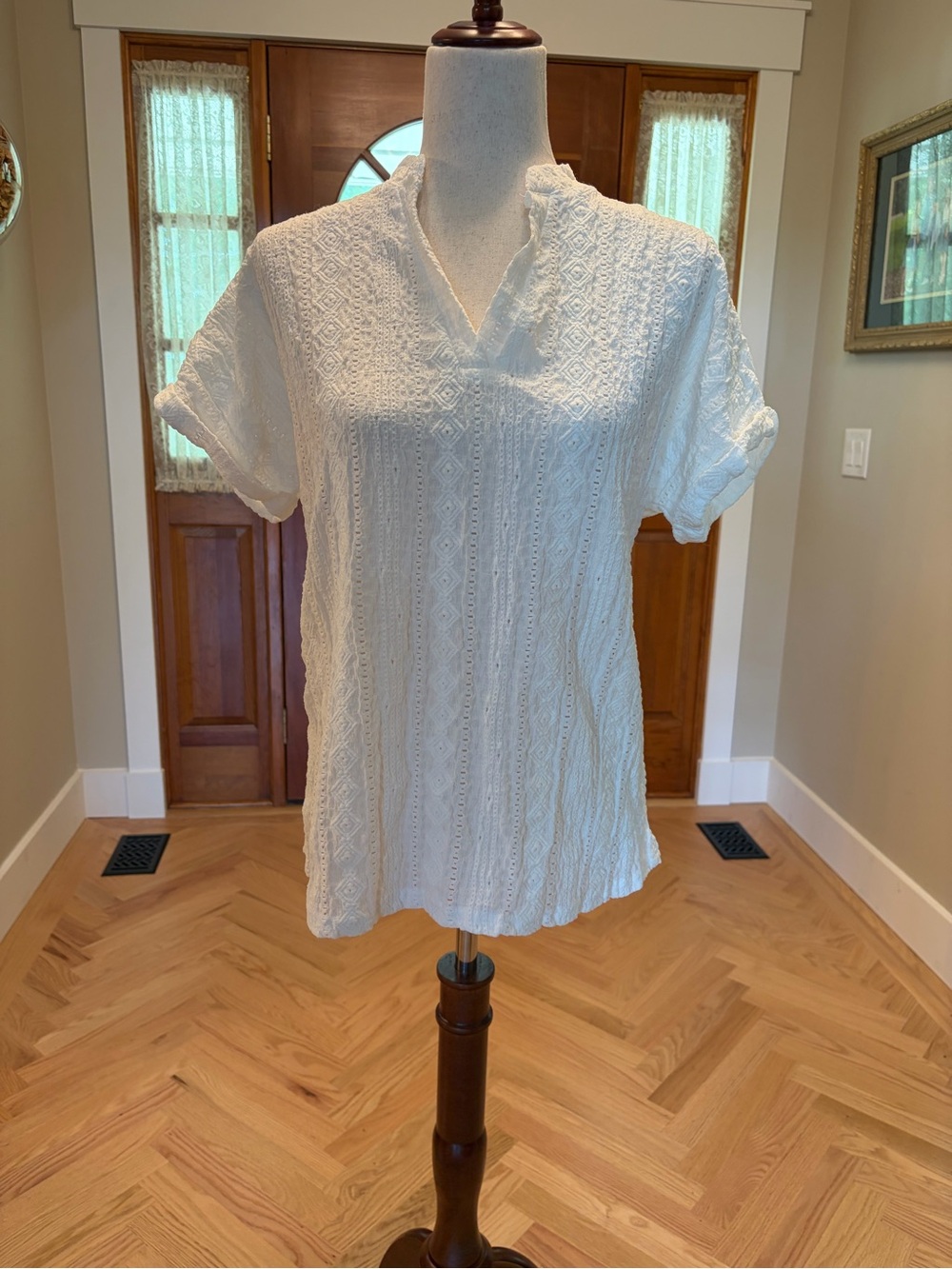 White Eyelet Split V-Neck Short Sleeve Stretchy Women's Top Size Medium